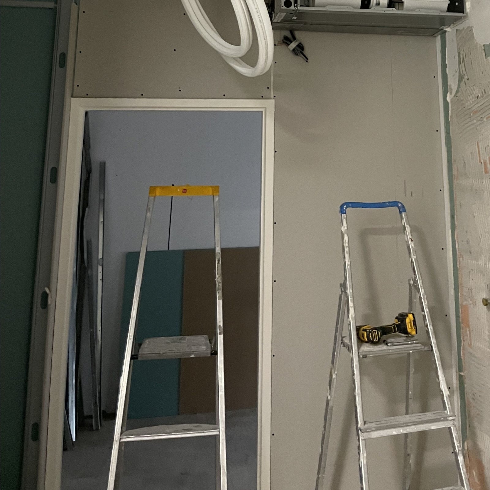 Travaux mur gris